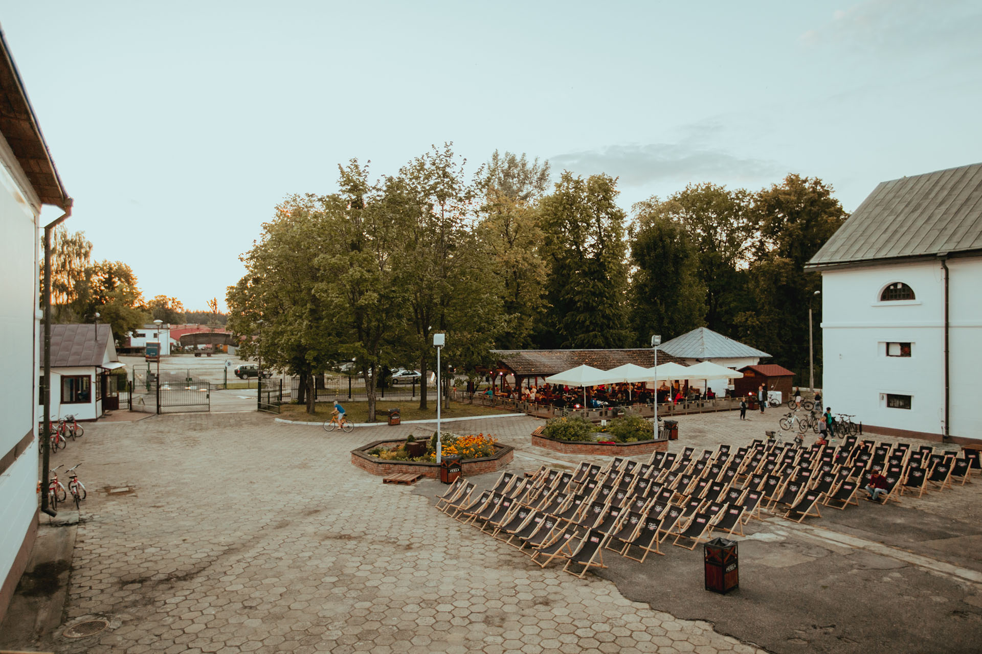 Kino Perła na dziedzińcu Browaru Zwierzyniec